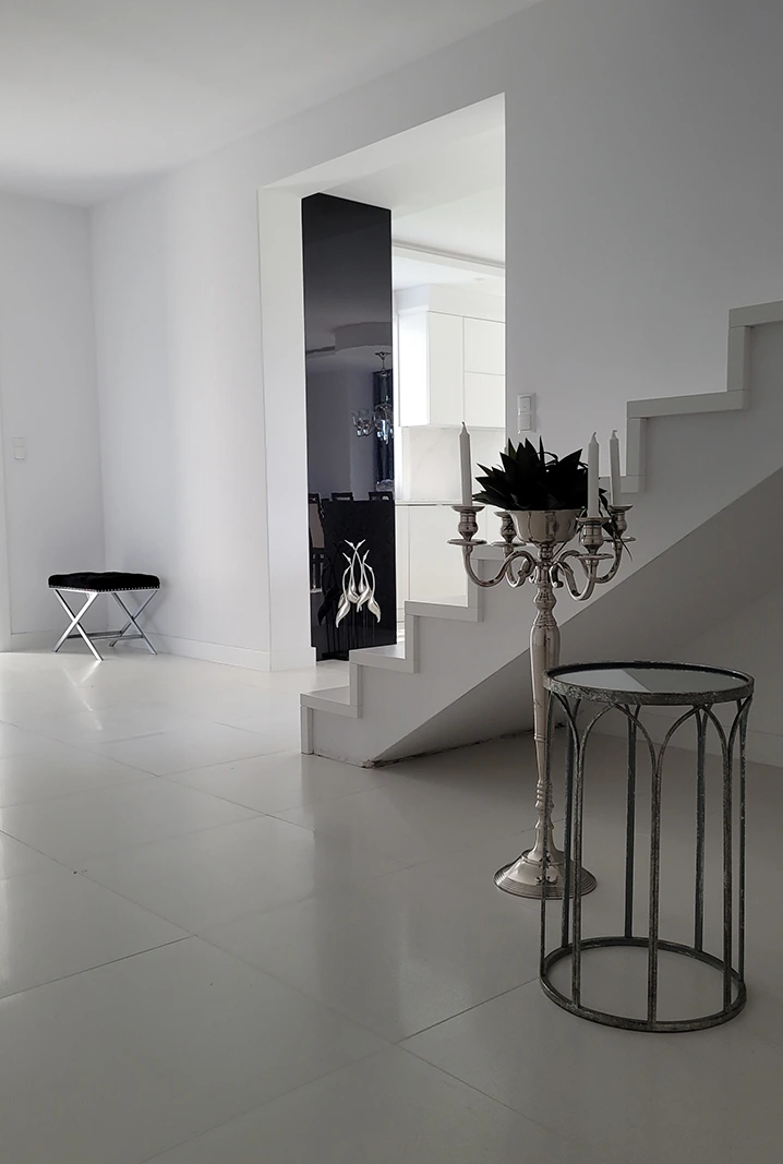 Dom piętrowy w bieli